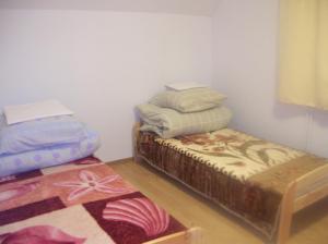 Habitación con 2 camas individuales y alfombra. en Zawoja Pod Grapą, en Zawoja