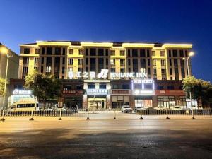 duży budynek z parkingiem przed nim w obiekcie Jinjiang Inn Tianjin Jizhou Renmin West Street Branch w mieście Jixian