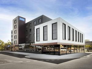 a building on a street with a building at Mantra Traralgon in Traralgon