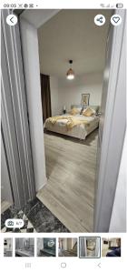 克拉约瓦ZenHome的卧室内带一张床,享有风景