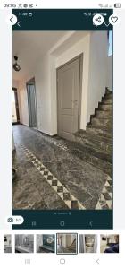 克拉约瓦ZenHome的一张有楼梯和门的房间的图片 更多4张照片