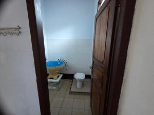 un piccolo bagno con servizi igienici e porta di Amara Resort - Sunset Suite a Ohoililir