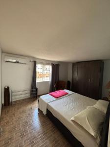 a bedroom with a large bed and a window at Chez Hedley Résidence : Couple/Business in Pointe aux Sable +11 photos