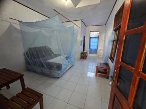 una stanza vuota con un telo di plastica sul muro di Amara Resort - Sunset Suite a Ohoililir