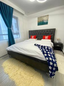 Ένα ή περισσότερα κρεβάτια σε δωμάτιο στο Serene Stays