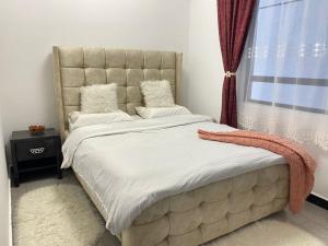 Ένα ή περισσότερα κρεβάτια σε δωμάτιο στο Serene Stays