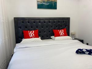 Ένα ή περισσότερα κρεβάτια σε δωμάτιο στο Serene Stays +1 φωτογραφίες