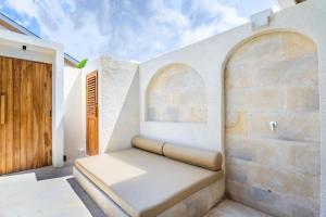 una habitación con un banco junto a una puerta en Kuta Beach Villas by Great Bali Villas, en Badung 108 fotos más