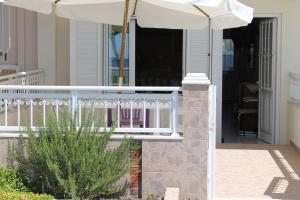 A balcony or terrace at Haraki Aqua Blue