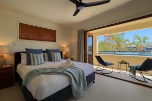 Postel nebo postele na pokoji v ubytování Riverside Family Villa