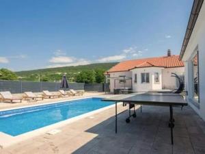 Bazén v ubytování Ana with pool and jacuzzi nebo v jeho okolí