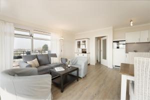 una sala de estar con un sofá y una mesa en Münstedt, en Staberdorf