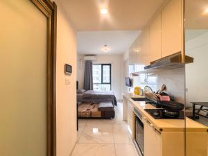 Køkken eller tekøkken på Beranda Studio Apartment at Sky House Alam Sutera