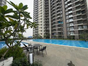 Swimmingpoolen hos eller tæt på Beranda Studio Apartment at Sky House Alam Sutera