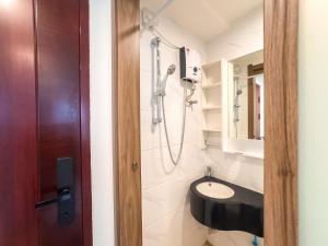 Et badeværelse på Beranda Studio Apartment at Sky House Alam Sutera