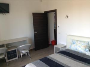 ママイアにあるPERLA MARII Apartment Sophia 2 Mamaiaのベッドルーム1室(ベッド1台、テーブル、椅子付)