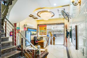 un hall d'un magasin avec un escalier et une pièce dans l'établissement Jasneet Homestay, à Amritsar
