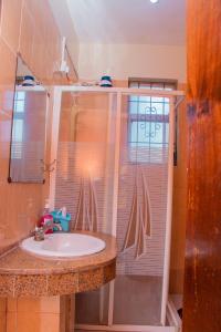 ein Badezimmer mit Waschbecken und Dusche in der Unterkunft Nyali Home Studio in Mombasa + 9 Fotos
