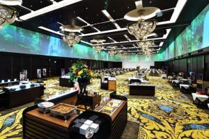 a large room with tables and couches in it at Shiratamano Yu Kahou in Shibata