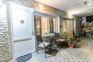 クリオピギにあるBilly's Luxury Suites - 1 in Kriopigiの椅子とテーブルと窓のある部屋