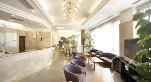 una sala de espera con sofás y sillas en un hospital en Kamisuwa Station Hotel, en Suwa