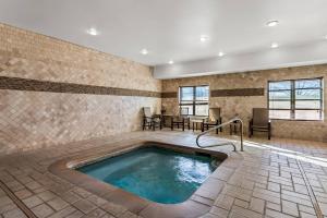 una vasca idromassaggio in una stanza con tavolo e sedie di Comfort Suites Roswell North a Roswell
