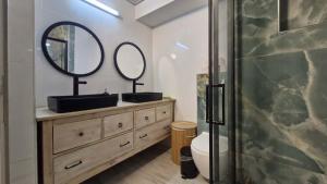 une salle de bain avec deux lavabos et un miroir dans l'établissement דירת נופש חלומית, à Ashdod 41 autres photos