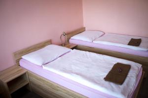 Posteľ alebo postele v izbe v ubytovaní Penzión na Rožku
