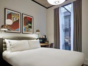 Giường trong phòng chung tại TRIBE London Canary Wharf +102 ảnh