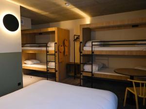 Giường trong phòng chung tại Greet Hôtel Orthez Bearn +66 ảnh