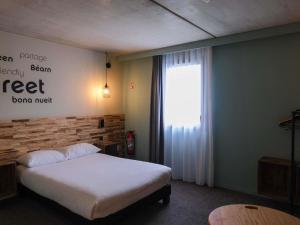 Postel nebo postele na pokoji v ubytování Greet Hôtel Orthez Bearn + 66 fotografií