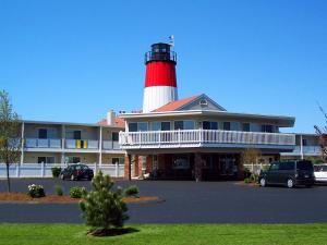 un edificio con un faro rojo y blanco encima en Riverview Resort, a VRI resort, en South Yarmouth