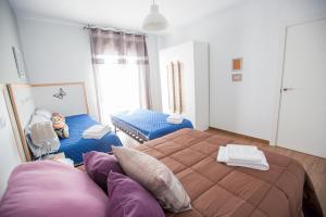 1 dormitorio con 1 cama grande y 1 sofá en Atico Aligma, en Granada