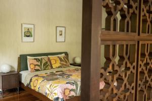Postel nebo postele na pokoji v ubytování Master bedroom at Rumah Sentosa