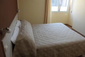 een kleine slaapkamer met een bed en een raam bij Mille Charme and Relais in Sassari