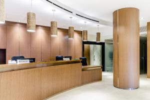 un vestíbulo de oficina con recepción y luces colgantes en Hotel Reina Cristina, en Teruel