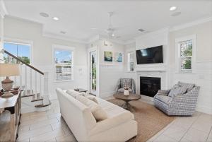 Una sala de estar con un sofá y una chimenea. en Mermaid Cove, en Inlet Beach