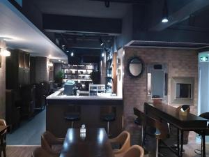 restauracja z barem ze stołami i krzesłami w obiekcie James Joyce Coffetel Shijiazhuang the Mixc Xinbai Plaza Metro Station w mieście Shijiazhuang