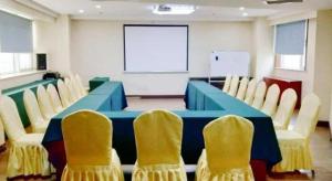 sala konferencyjna z niebieskim stołem i krzesłami w obiekcie James Joyce Coffetel Shijiazhuang the Mixc Xinbai Plaza Metro Station w mieście Shijiazhuang