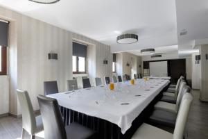 a conference room with a long table and chairs at Hotel Reina Cristina in Teruel