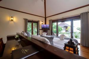 salon z kanapą i dużym oknem w obiekcie Koh Mook Sivalai Beach Resort w mieście Ko Mook