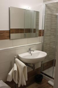 een badkamer met een wastafel en een spiegel bij Mille Charme and Relais in Sassari +11 foto's