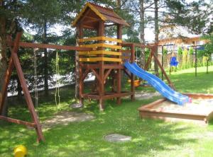 un parque infantil con tobogán y estructura de juegos en Willa Krystyna, en Kościelisko