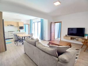 una sala de estar con un sofá y una mesa en Villa Esperenza-3 bedrooms, en Flic en Flac