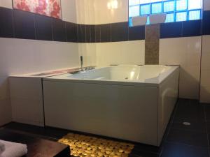 Ett badrum på Hotel Arcoiris Girardot