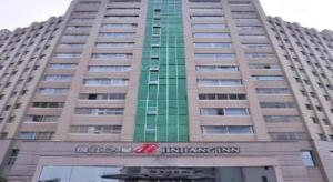 Un edificio alto con un cartel en el frente. en Jinjiang Inn Luoyang Nanchang Road Wangfujing, en Luoyang
