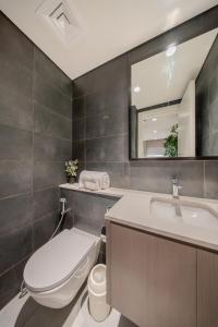 Un baño de 2BR Tree House in AlJada by Arada - 3WC- Workstation 69 fotos más