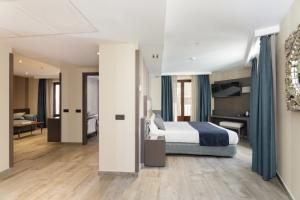 una habitación de hotel con una cama y un escritorio en Hotel Reina Cristina, en Teruel