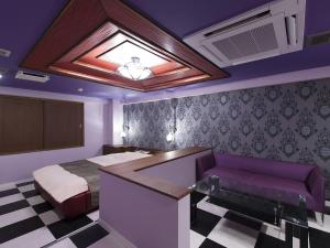 a bedroom with a bed and a ceiling with a window at Hotel Rose (Adult Only) in Gifu