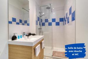 a bathroom with a sink and a shower at Golden Bridge - Confort - Calme - Centre in Abbeville +17 photos
